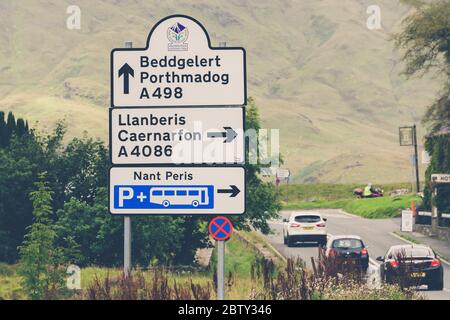 Retro Nahaufnahme von Straßenschild an gut genutzten, beliebten Kreuzung - zeigt Route auf dem Llanberis Pass (A4086), um die Basis des Mount Snowdon zu erreichen. Stockfoto