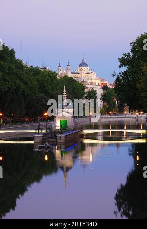 Manzanares Fluss und Almudena Kathedrale, Nachtsicht. Madrid, Spanien. Stockfoto