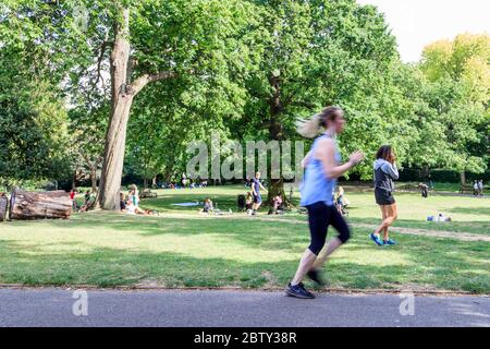 Menschen trainieren und picknicken in Waterlow Park, North London, viele missachten die vielen prominenten Zeichen beraten über soziale und körperliche Distanzierung Stockfoto