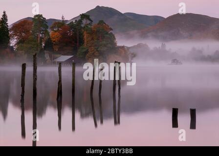 Herbstnebel auf Derwentwater, Lake District National Park, UNESCO-Weltkulturerbe, Cumbria, England, Großbritannien, Europa Stockfoto