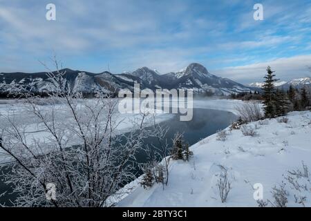 Bow River im Winter, Jasper, Canadian Rocky Mountains, Alberta, Kanada, Nordamerika Stockfoto