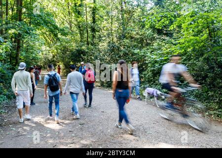 Menschen, die auf dem Parkland Walk in Nord-London Sport treiben, viele missachten Regierungsratschläge und prominente Anzeichen für soziale und physische Distanzierung Stockfoto