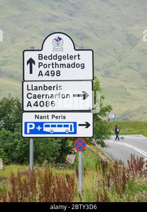 Reisen im Snowdonia National Park, North Wales, Großbritannien. Ein wichtiges und wichtiges Straßenschild an einer gut befahrenen Kreuzung - Wegweiser für den beliebten Llanberis Pass (A4086), eine Route, die alle Interessierten an aktiven Outdoor-Aktivitäten in den walisischen Bergen bis zum Fuß des Mount Snowdon führt. Stockfoto