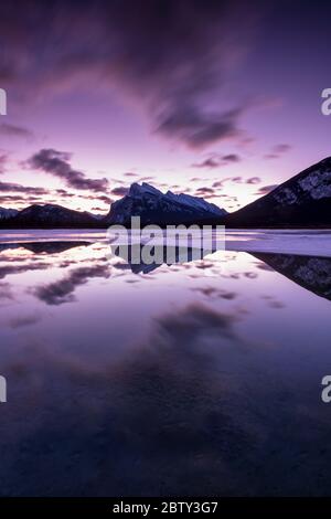 Vermilion Lakes at Dawn in den kanadischen Rocky Mountains, Banff National Park, UNESCO-Weltkulturerbe, Alberta, Kanada, Nordamerika Stockfoto
