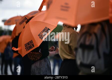 Berlin, Deutschland. Mai 2020. Demonstranten stehen mit Regenschirmen vor dem Kanzleramt zu Beginn der Kampagne "Generationenschirm" der Generationenstiftung. Eines der Ziele der Kampagne ist es, die Corona-Wirtschaftshilfe mit sozialen und ökologischen Bedingungen zu verknüpfen. Quelle: Sven Braun/dpa/Alamy Live News Stockfoto