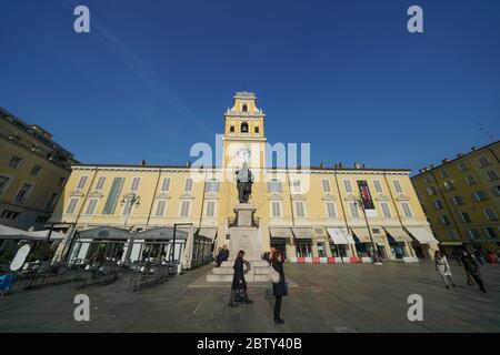 Gouverneurspalast und Giuseppe Garibaldi Denkmal, Parma, Emilia Romagna, Italien, Europa Stockfoto