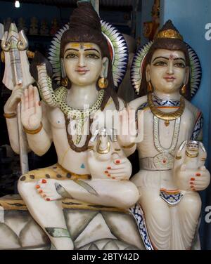 Jabalpur, Madhya Pradesh/Indien : 29. Januar 2020 - Marmorstatuen von Shiva und Parvati Stockfoto