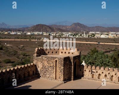 Außenansicht des Schlosses von Jabreen, einer Festung aus dem 17. Jahrhundert in der Nähe von Bahla, Sultanat von Oman, Mittlerer Osten Stockfoto