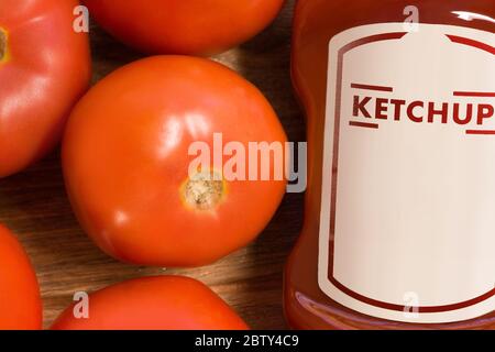 Ketchup-Sauce mit vielen Tomaten auf braunem Holzbrett Stockfoto