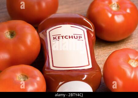 Ketchup-Sauce mit vielen Tomaten auf braunem Holzbrett Stockfoto