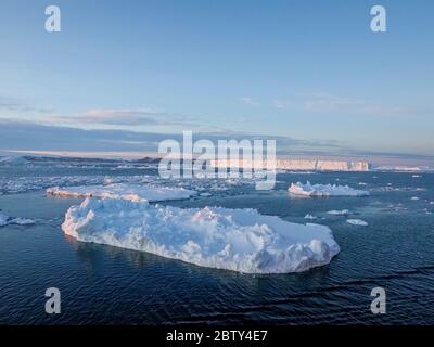 Meereis, Tafeleisberge und Brash-Eis in Erebus und Terror Golf, Weddellmeer, Antarktis, Polarregionen Stockfoto