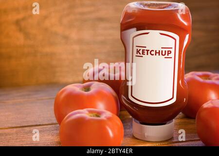 Ketchup-Sauce mit vielen Tomaten auf braunem Holzbrett Stockfoto