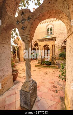 Kloster, atemberaubender Garten der Villa Cimbrone, Ravello, Amalfiküste, UNESCO-Weltkulturerbe, Kampanien, Italien, Europa Stockfoto