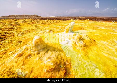 Schwefelsedimente aus Gelbsäure im Thermalgebiet von Dallol, Danakil Depression, Afar Region, Äthiopien, Afrika Stockfoto