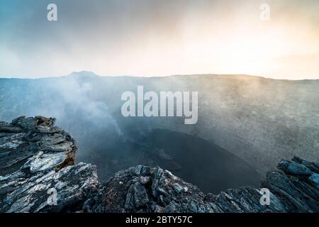Rauchentwicklung aus dem Erta Ale Vulkan Caldera, Danakil Depression, Afar Region, Äthiopien, Afrika Stockfoto
