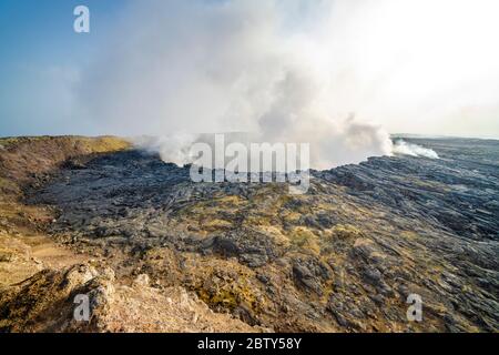 Rauchentwicklung aus dem Erta Ale Vulkan Caldera, Danakil Depression, Afar Region, Äthiopien, Afrika Stockfoto