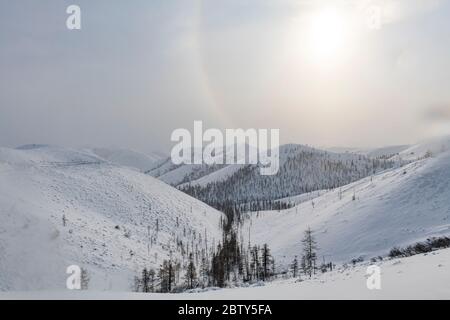 Schneebedeckter Pass, Suntar-Khayata Gebirge, Road of Bones, Sakha Republik (Yakutia), Russland, Eurasien Stockfoto