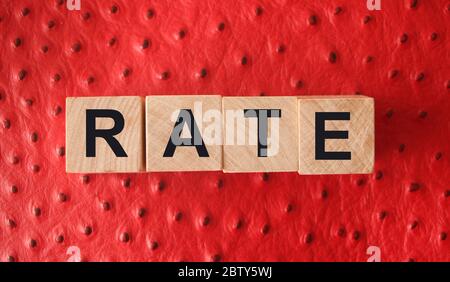 Holzblock Würfel mit Rate Wort. Dienstleistungen oder Produkte Qualitätsbewertung Geschäftskonzept Stockfoto