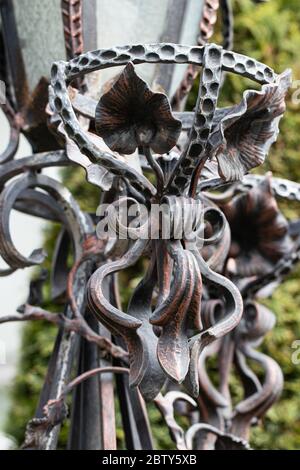 Schmiedeeiserne Tore, ornamentalen Schmieden, geschmiedete Elemente schließen. Stockfoto