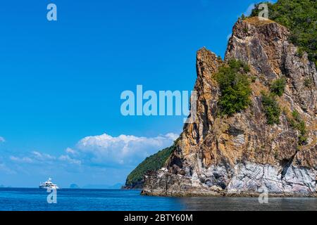 Segelboote vor den felsigen Klippen des Koh Rok, Mu Ko Lanta Nationalpark, Thailand, Südostasien, Asien Stockfoto