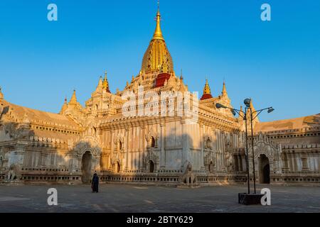 Sonnenaufgang am Ananda Tempel, Bagan (Pagan), Myanmar (Burma), Asien Stockfoto