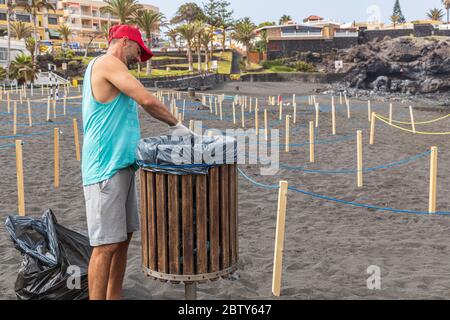 Playa de La Arena, Santiago del Teide, Teneriffa, Kanarische Inseln, Spanien. Mai 2020. Die Arbeiter bereiten den Strand mit abgesperrten Bereichen vor, um die soziale Distanz, zwei Meter voneinander entfernt, und den kontrollierten Zugang für die Öffentlichkeit während der zweiten Phase der Deeskalation des Covid 19, Coronavirus Notstand, der voraussichtlich bis zum 7. Juni dauern wird. Stockfoto