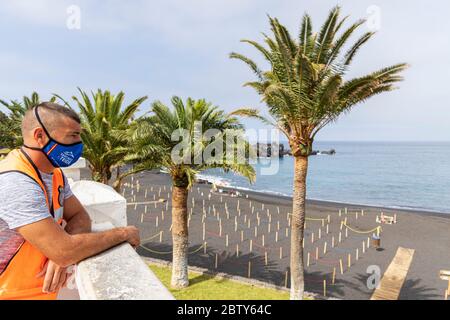 Playa de La Arena, Santiago del Teide, Teneriffa, Kanarische Inseln, Spanien. Mai 2020. Die Arbeiter bereiten den Strand mit abgesperrten Bereichen vor, um die soziale Distanz, zwei Meter voneinander entfernt, und den kontrollierten Zugang für die Öffentlichkeit während der zweiten Phase der Deeskalation des Covid 19, Coronavirus Notstand, der voraussichtlich bis zum 7. Juni dauern wird. Stockfoto