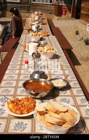 Einfache traditionelle Küche in einem Kloster in Rumänien. Klösterliches Leben. Frisch hausgemachtes rumänisches Essen. Stockfoto