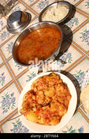 Einfache traditionelle Küche in einem Kloster in Rumänien. Klösterliches Leben. Frisch hausgemachtes rumänisches Essen. Stockfoto