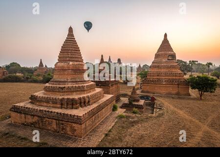 Heißluftballon über Bagan bei Sonnenaufgang, Bagan (Pagan), Myanmar (Burma), Asien Stockfoto