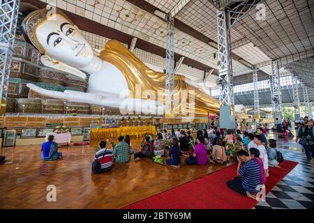 Pilger beten vor dem liegenden Buddha, Shwethalyaung Tempel, Bago, Myanmar (Burma), Asien Stockfoto