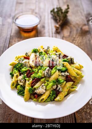 Penne mit getrockneten Tomaten und Brokkoli Stockfoto