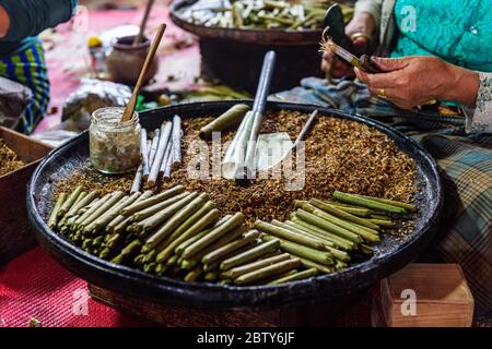 Zigarre und Zigarette handgemacht Rollen, Inle Lake, Shan Staat, Myanmar (Burma), Asien Stockfoto