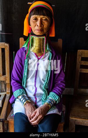 Langhalsige Frau aus dem Stamm Padaung, Inle Lake, Shan State, Myanmar (Burma), Asien Stockfoto