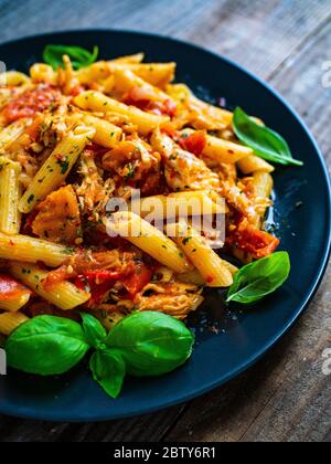 Pasta mit Tomatensauce und Vegtables auf Holztisch Stockfoto