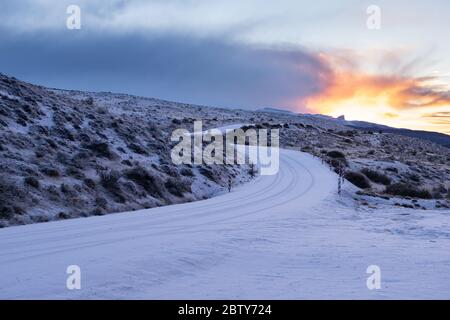 Eine Straße im Torres del Paine Nationalpark an einem Wintertag Stockfoto