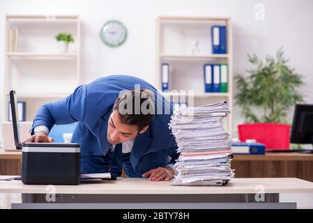 Junge Mitarbeiter von Kopien beim Kopieren von Maschine Stockfoto