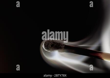 Streichholz mit weißem Rauch verbrannt Stockfoto