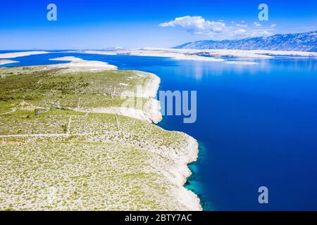 Kroatien, Adriaküste in Vrsi, Steinwüste und Blick auf die Insel Pag und Velebit im Hintergrund Stockfoto