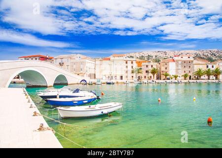 Schöne Stadt Pag, alte Steinbrücke und Yachthafen in Dalmatien, Kroatien Stockfoto