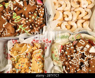 Verschiedene hausgemachte Weihnachtskekse in Boxen. Lebkuchen, Butter und Mandelkekse Stockfoto