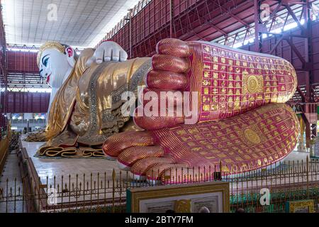 Riesiger liegender Buddha im Chaukhtatgyi Buddha Tempel, Yangon (Rangun), Myanmar (Burma), Asien Stockfoto