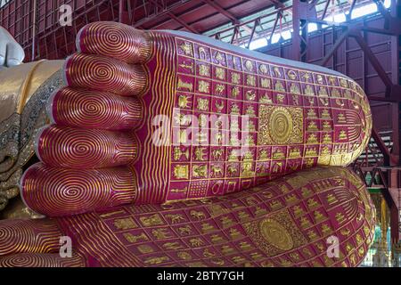 Riesiger liegender Buddha im Chaukhtatgyi Buddha Tempel, Yangon (Rangun), Myanmar (Burma), Asien Stockfoto