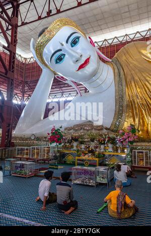 Pilger beten vor dem liegenden Buddha im Chaukhtatgyi Buddha Tempel, Yangon (Rangun), Myanmar (Burma), Asien Stockfoto