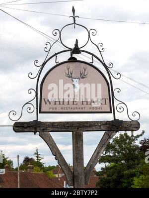 Schild für den traditionellen Hängenden Pub im White Hart Inn, The Street, South Harting, West Sussex, England, Großbritannien Stockfoto