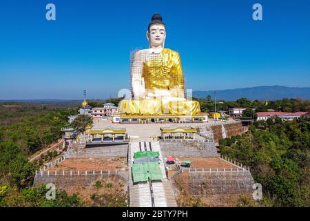 Antenne eines riesigen sitzenden Buddha unter der Kyaiktiyo Pagode (Goldener Felsen), Mon State, Myanmar (Burma), Asien Stockfoto