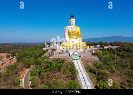 Antenne eines riesigen sitzenden Buddha unter der Kyaiktiyo Pagode (Goldener Felsen), Mon State, Myanmar (Burma), Asien Stockfoto