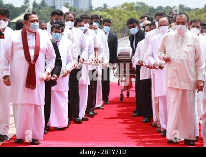 Colombo, Sri Lanka. Mai 2020. Sri Lankas Premierminister Mahinda Rajapaksa und der ehemalige Parlamentspräsident Karu Jayasuriya nehmen an der Beerdigung des Gewerkschaftsführers des Ceylon-Arbeiterkongresses Arumugam Thondaman im nationalen Parlament in Colombo Teil. Thondaman, ein Führer der Minderheit Tamilen jüngsten indischen Ursprungs und ehemaliger Minister, starb im Alter von 56 Jahren an einem Herzinfarkt am 26. Mai. (Foto von Saman Abesiriwardana/Pacific Press) Quelle: Pacific Press Agency/Alamy Live News Stockfoto