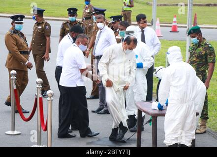 Colombo, Sri Lanka. Mai 2020. Ein Gesundheitsarbeiter sprüht Desinfektionsmittel von Sri Lankas ehemaliger Parlamentspräsident Karu Jayasuriya, als er zur Beerdigung des Gewerkschaftsführers Arumugam Thondaman des Ceylon-Arbeiterkongresses im nationalen Parlament in Colombo kommt. Thondaman, ein Führer der Minderheit Tamilen jüngsten indischen Ursprungs und ehemaliger Minister, starb im Alter von 56 Jahren an einem Herzinfarkt am 26. Mai. (Foto von Saman Abesiriwardana/Pacific Press) Quelle: Pacific Press Agency/Alamy Live News Stockfoto