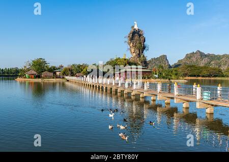 Kleine Pagode auf einem Felsen, Kyauk Kalap, hPa-an, Kayin Staat, Myanmar (Burma), Asien Stockfoto